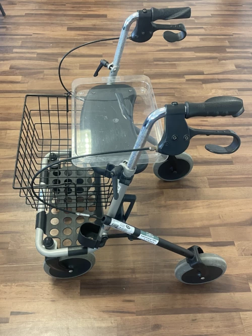 Rollator Banjo pliant 4 roues avec assise et plateau au meilleur prix (d'occasion)- INVACARE