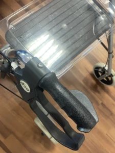 Rollator / Déambulateur au meilleur prix : 1825 pliant 4 roues avec plateau - DRIVE