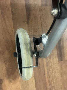 Rollator / Déambulateur au meilleur prix : 1825 pliant 4 roues avec plateau - DRIVE