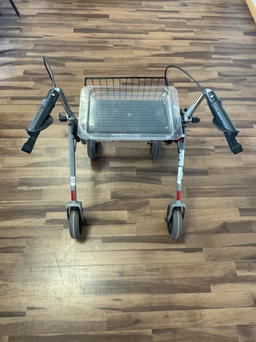 Rollator Cristallo, pliant 4 roues avec assise et plateau au meilleur prix (d'occasion)- INVACARE