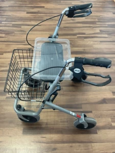 Rollator Cristallo, pliant 4 roues avec assise et plateau au meilleur prix (d'occasion)- INVACARE