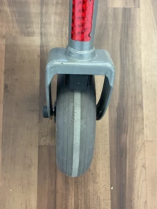 Rollator Cristallo, pliant 4 roues avec assise et plateau au meilleur prix (d'occasion)- INVACARE