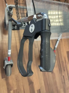Rollator Cristallo, pliant 4 roues avec assise et plateau au meilleur prix (d'occasion)- INVACARE