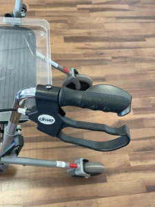 Rollator Cristallo, pliant 4 roues avec assise et plateau au meilleur prix (d'occasion)- INVACARE