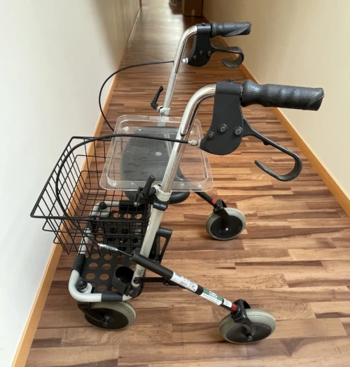 Rollator Banjo P452E/3 pliant 4 roues avec assise et plateau au meilleur prix (d'occasion)- INVACARE