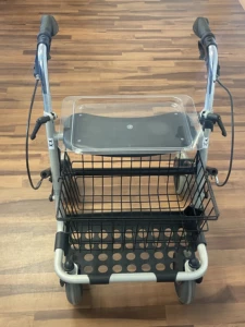 Rollator P452E/3 banjo argenté, pliant 4 roues avec assise et plateau au meilleur prix (d'occasion)- INVACARE