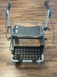 Rollator P452E/3 banjo argenté, pliant 4 roues avec assise et plateau au meilleur prix (d'occasion)- INVACARE