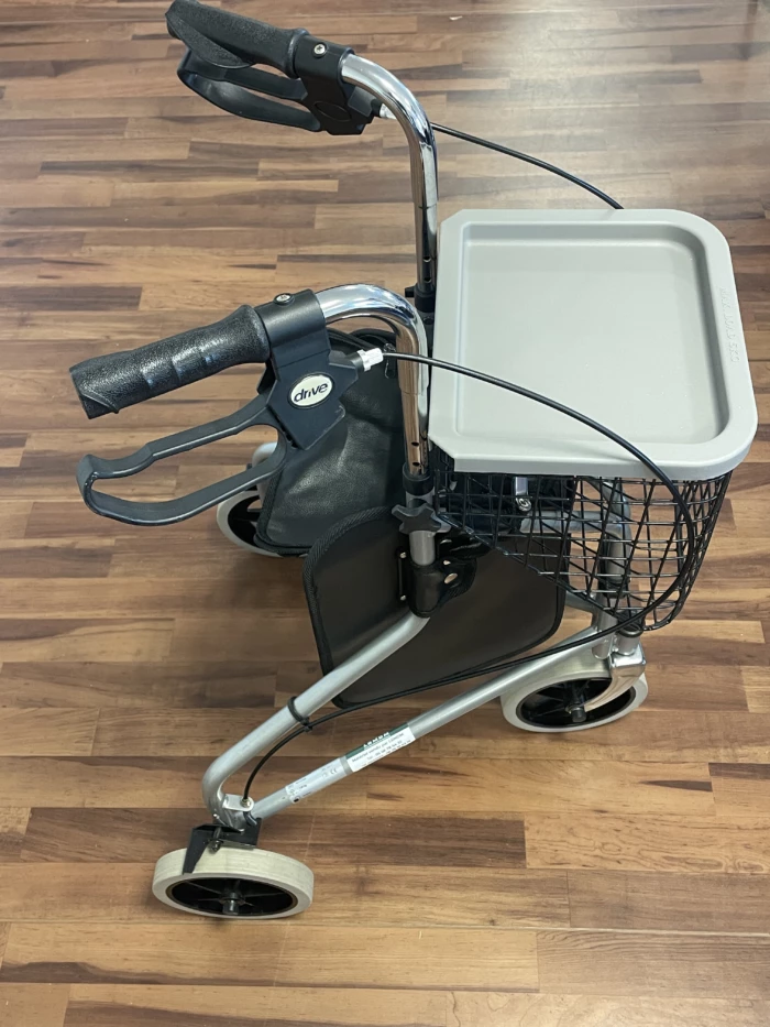 Rollator / Déambulateur au meilleur prix : Madrid pliant 3 roues avec panier et plateau - DRIVE