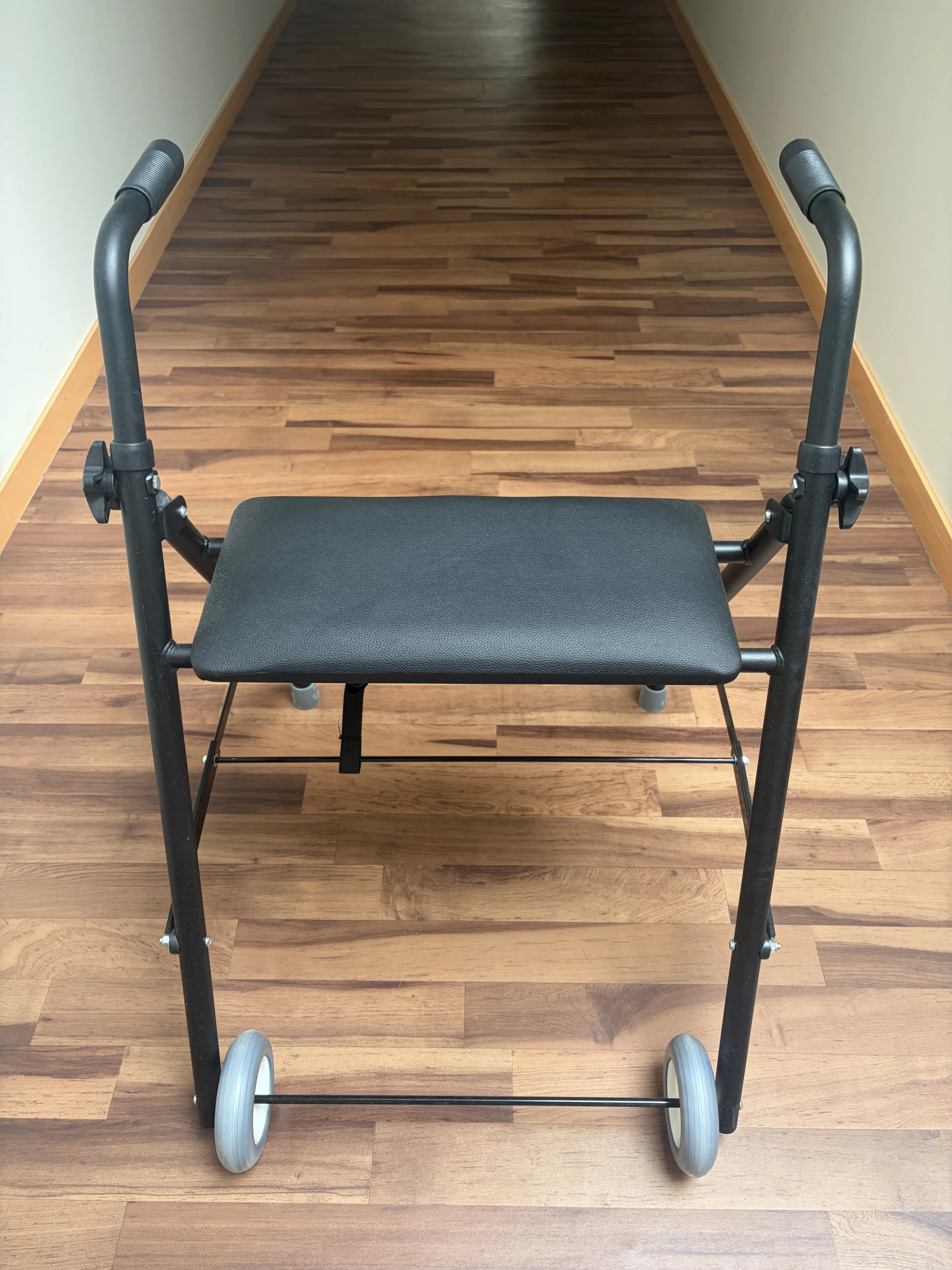 Occasion Rollator / Déambulateur au meilleur prix : pliant 2 roues avec assise Classic Acier - Identités