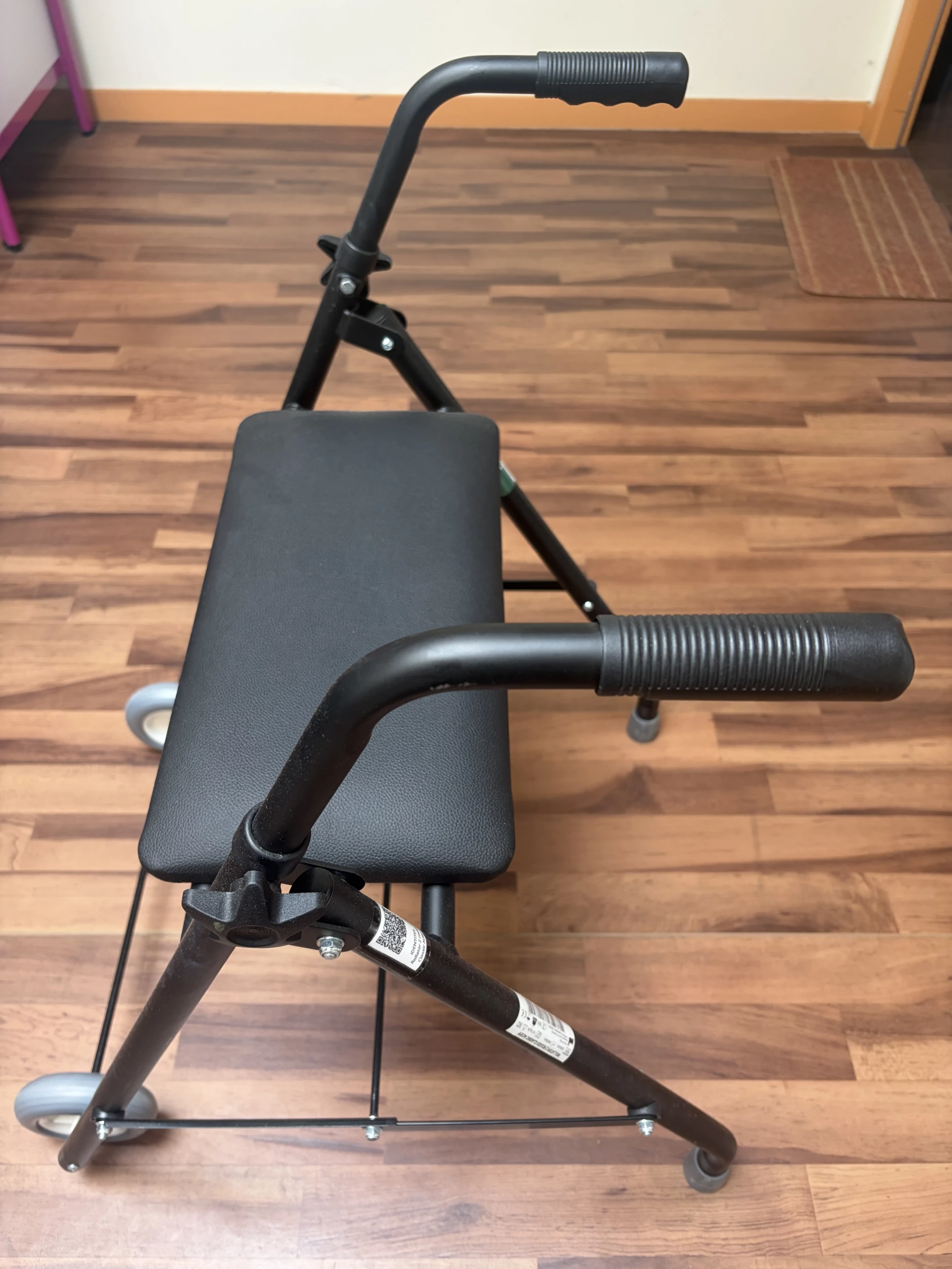 Occasion Rollator / Déambulateur au meilleur prix : pliant 2 roues avec assise Classic Acier - Identités
