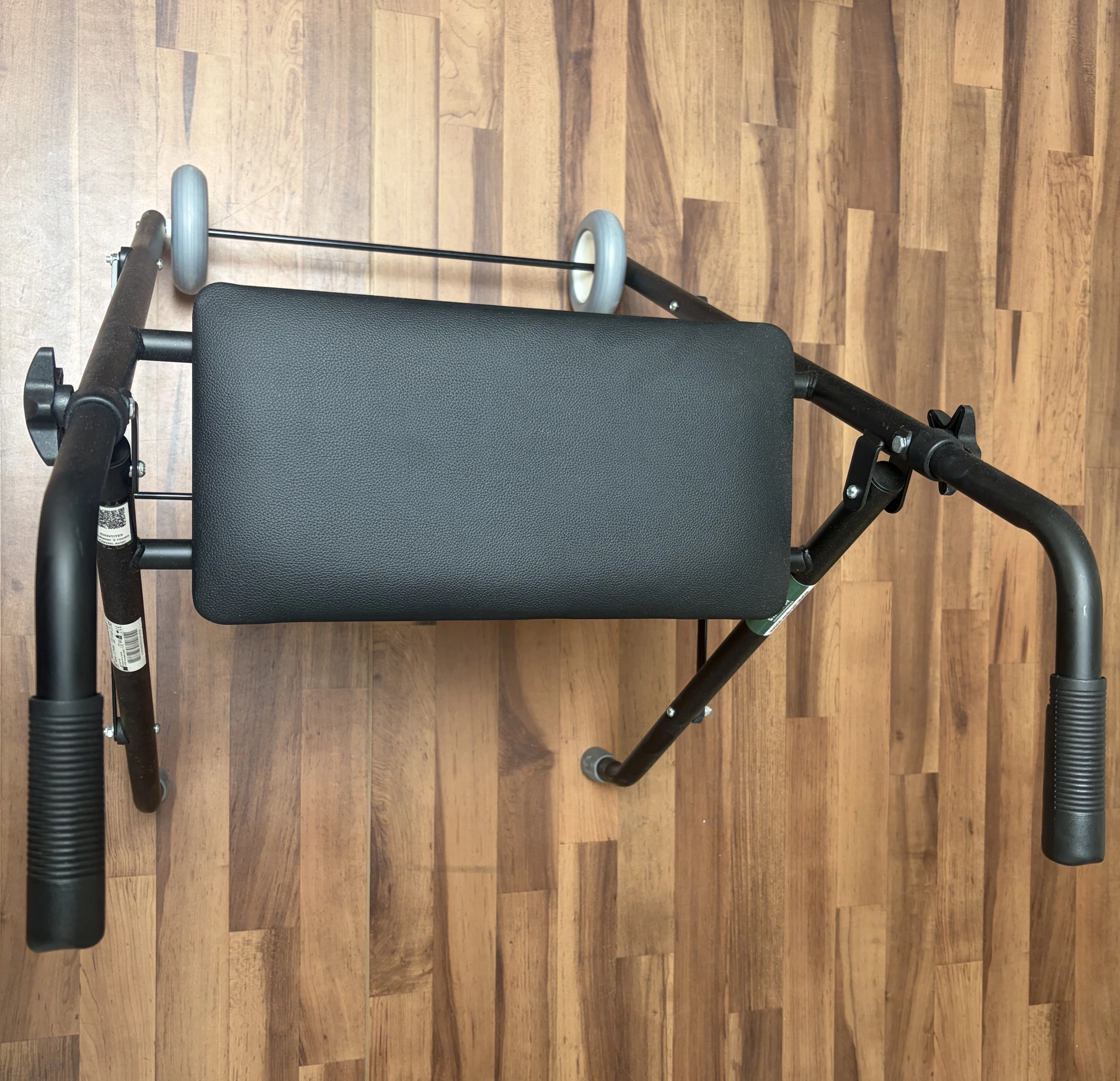 Occasion Rollator / Déambulateur au meilleur prix : pliant 2 roues avec assise Classic Acier - Identités